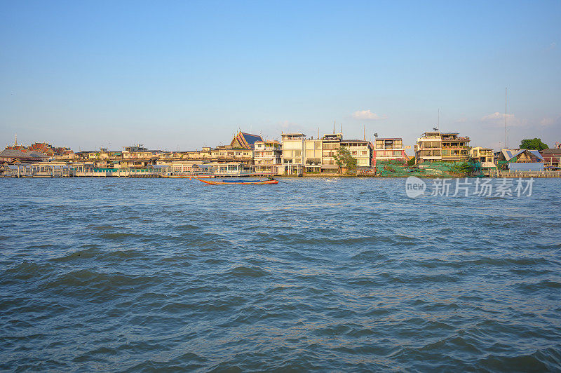 日落时刻在朝praya河前的笏arun Tha Maharaj和Tha Prachanbangkok泰国